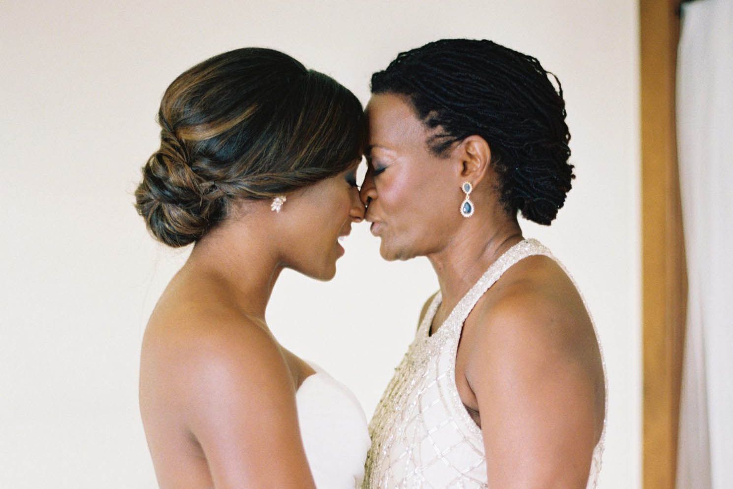 29 Mom-of-the-Bride Hairstyles She’ll Love